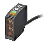Fotocélula rectangular Omron, Sistema Difuso, alcance 300 mm, salida PNP, Cable libre